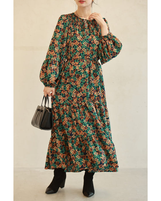 カラフルなキューブが舞うティアードミディアムワンピース(紐リボン付き)