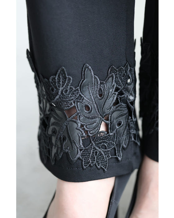 足元飾るリーフレースのストレッチパンツ