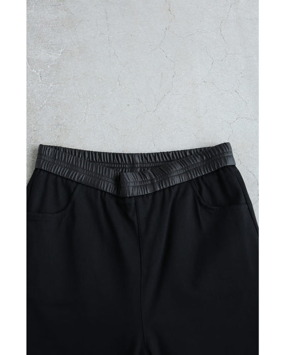 足元飾るリーフレースのストレッチパンツ