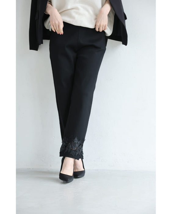 足元飾るリーフレースのストレッチパンツ