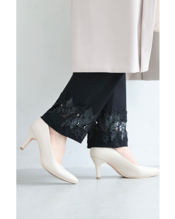 足元飾るリーフレースのストレッチパンツ