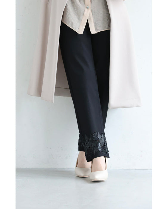 足元飾るリーフレースのストレッチパンツ