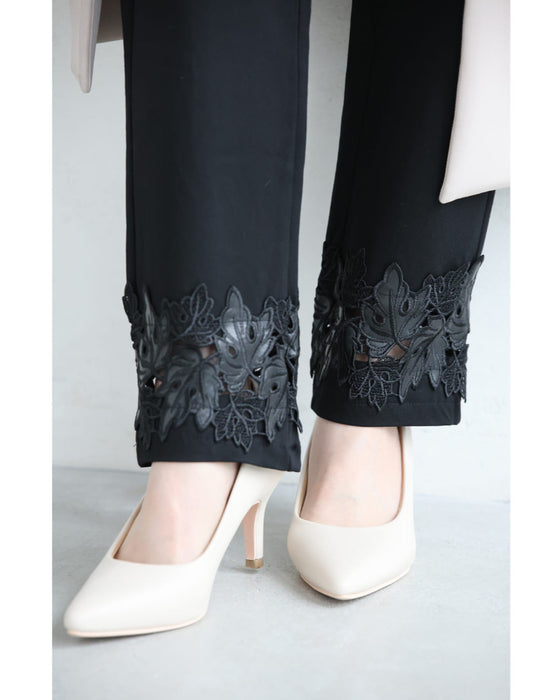 足元飾るリーフレースのストレッチパンツ