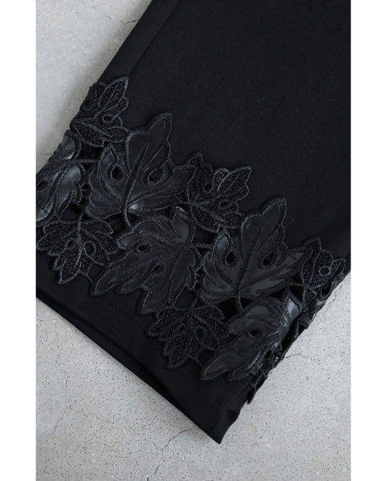 足元飾るリーフレースのストレッチパンツ