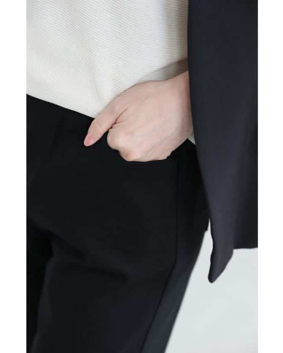 足元飾るリーフレースのストレッチパンツ