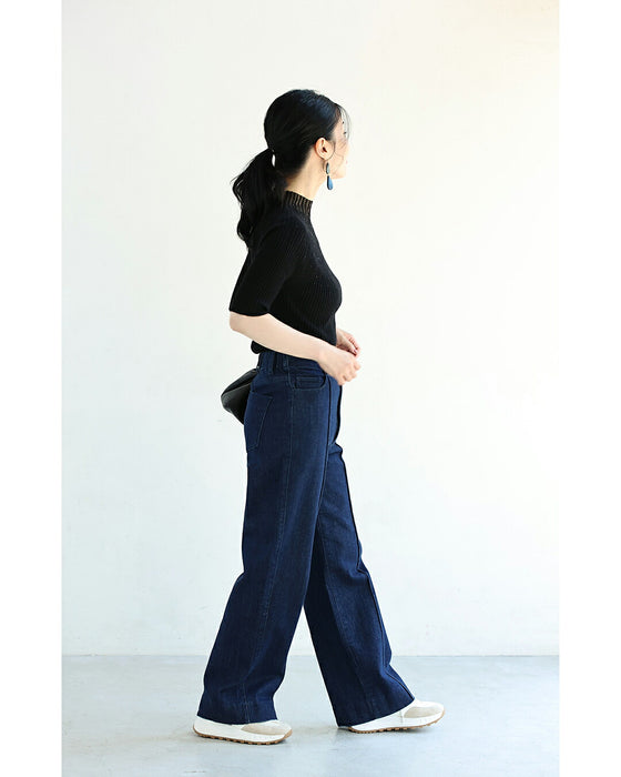 A streamlined ribbed cut-and-sew top with light particles falling on it
