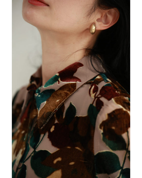 Medium-length shirt dress with velour-like flowers