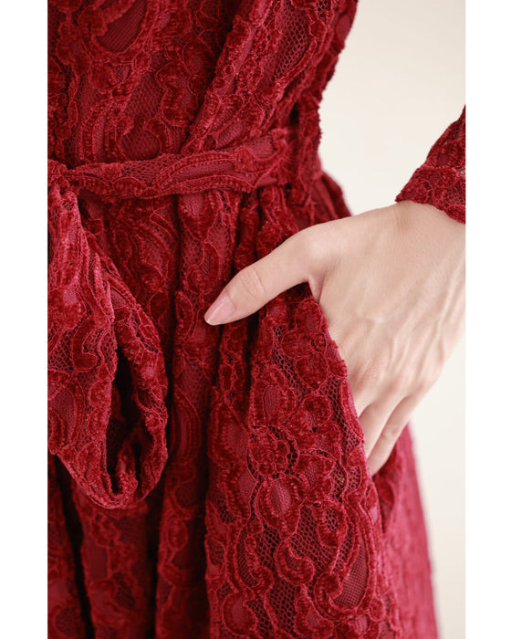 ベロア調の花浮かぶ総レースロングワンピース(ベルト付き)