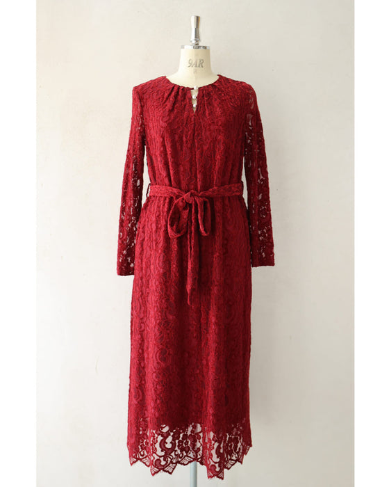 ベロア調の花浮かぶ総レースロングワンピース(ベルト付き)