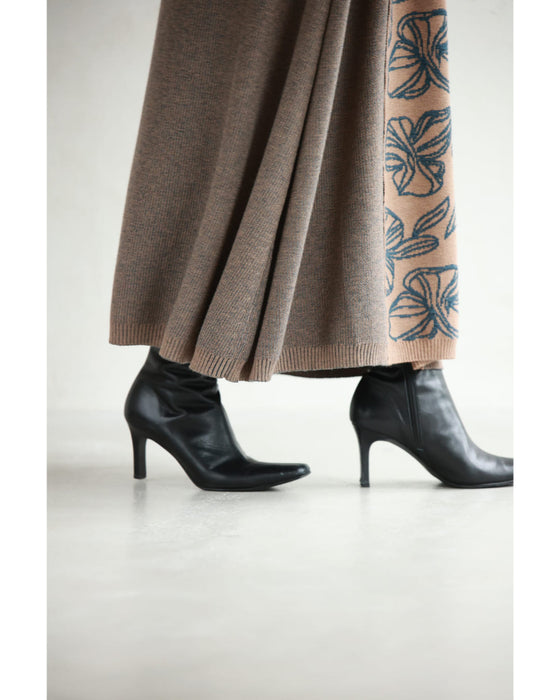 青い花が連なるウエストリブニットミディアムスカート