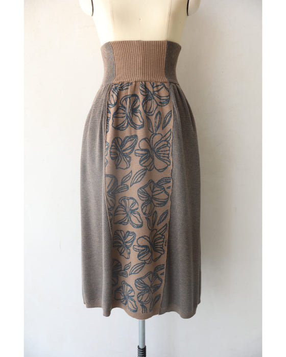 青い花が連なるウエストリブニットミディアムスカート