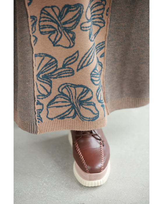 青い花が連なるウエストリブニットミディアムスカート