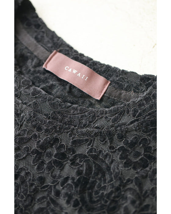 Paisley patterned velour-like cut-and-sew top