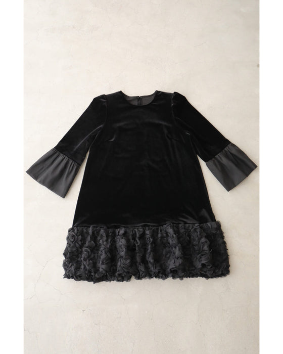 裾に咲く黒花のベロア調ミニワンピース