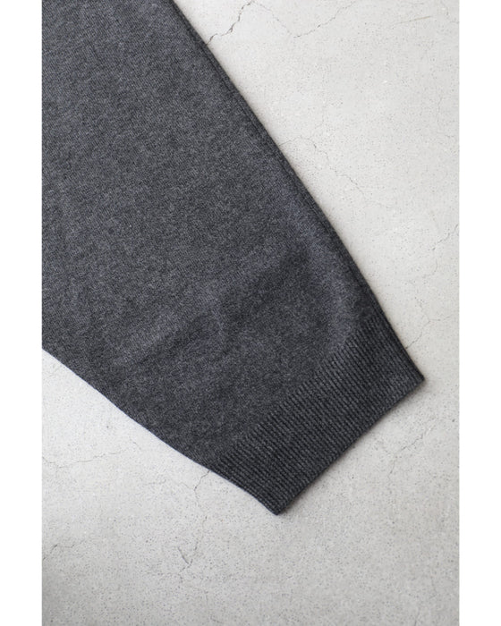 ゆったりスリーブの短丈ニットプルオーバートップス