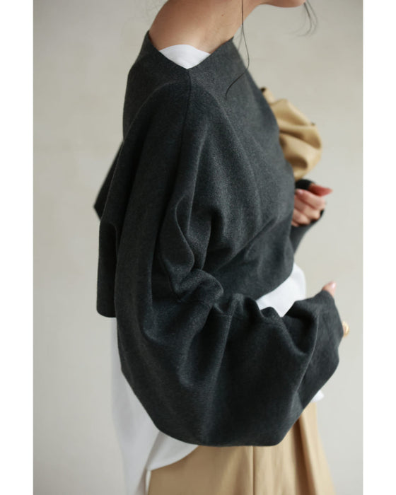 ゆったりスリーブの短丈ニットプルオーバートップス