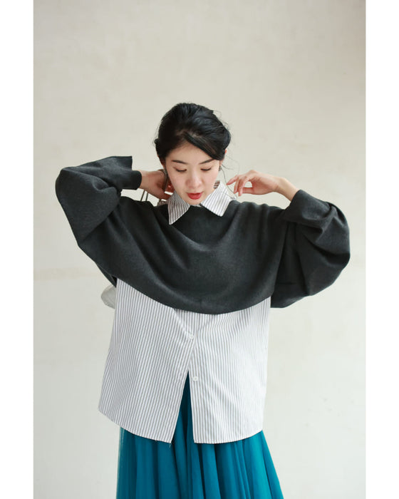 ゆったりスリーブの短丈ニットプルオーバートップス