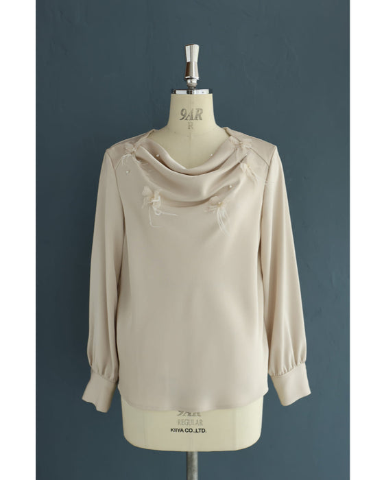 蝶々舞うデコルテドレープブラウストップス