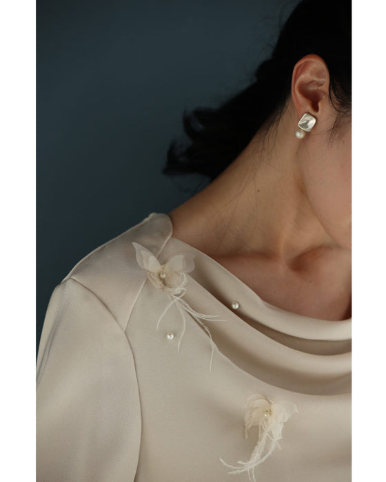 蝶々舞うデコルテドレープブラウストップス