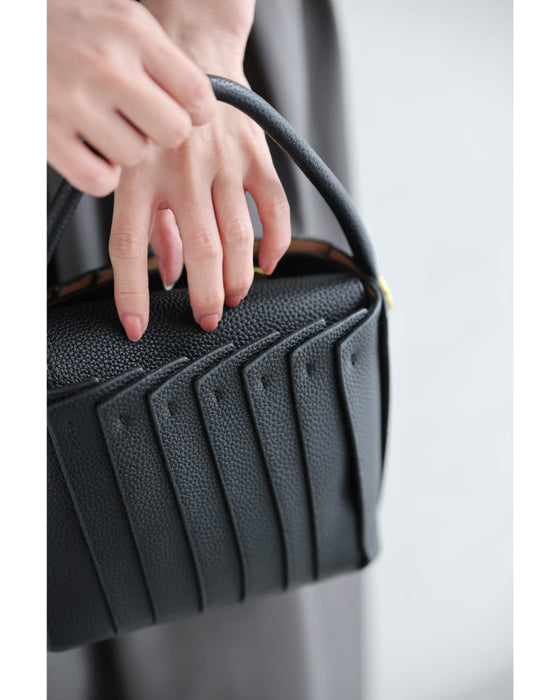 重なりプリーツデザインのショルダーバッグ（スカーフ付き）