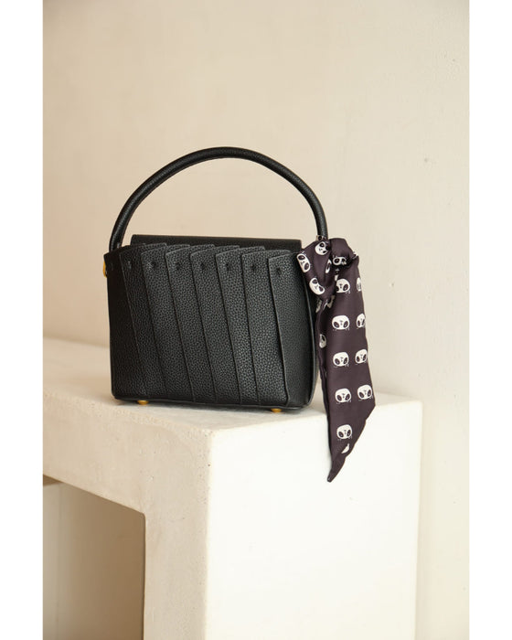 重なりプリーツデザインのショルダーバッグ（スカーフ付き）