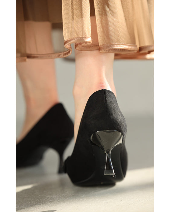 黒花コサージュのヒールパンプス