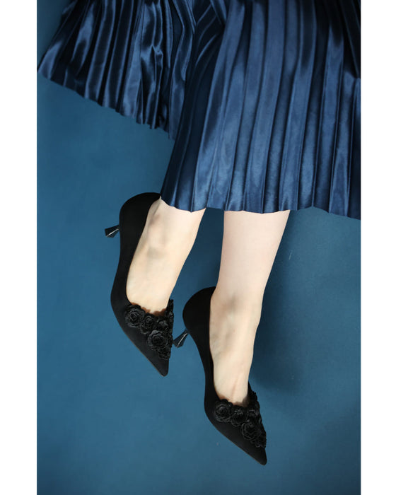 黒花コサージュのヒールパンプス
