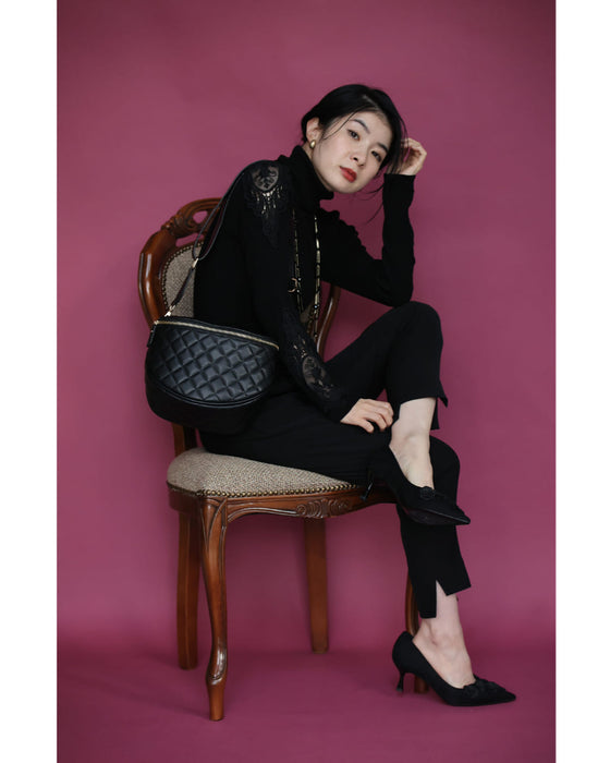 黒花コサージュのヒールパンプス