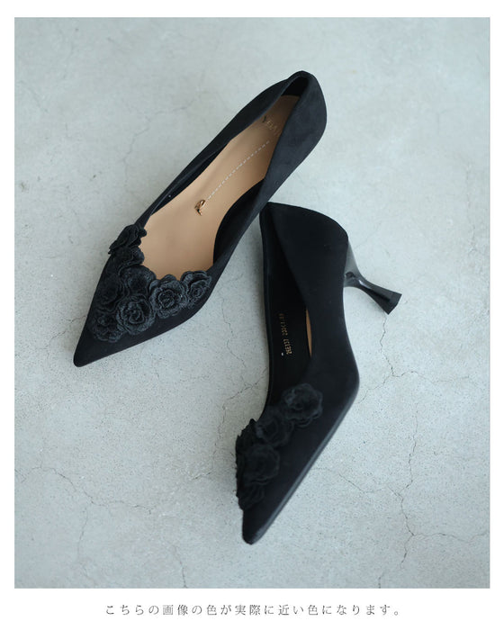 黒花コサージュのヒールパンプス