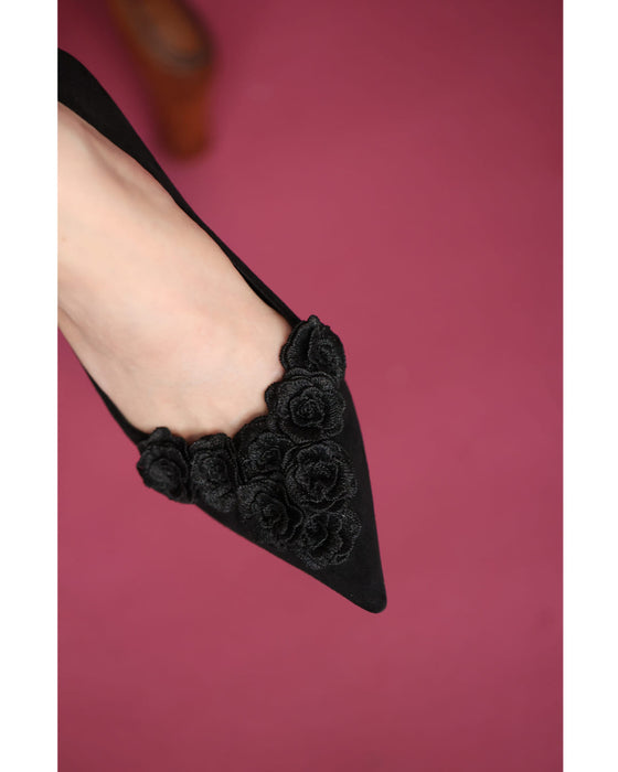 黒花コサージュのヒールパンプス