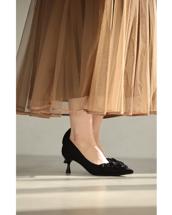 黒花コサージュのヒールパンプス