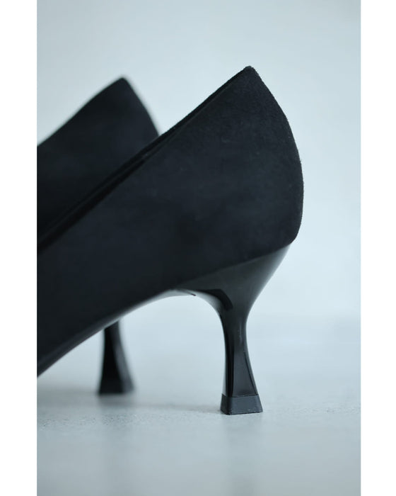 黒花コサージュのヒールパンプス