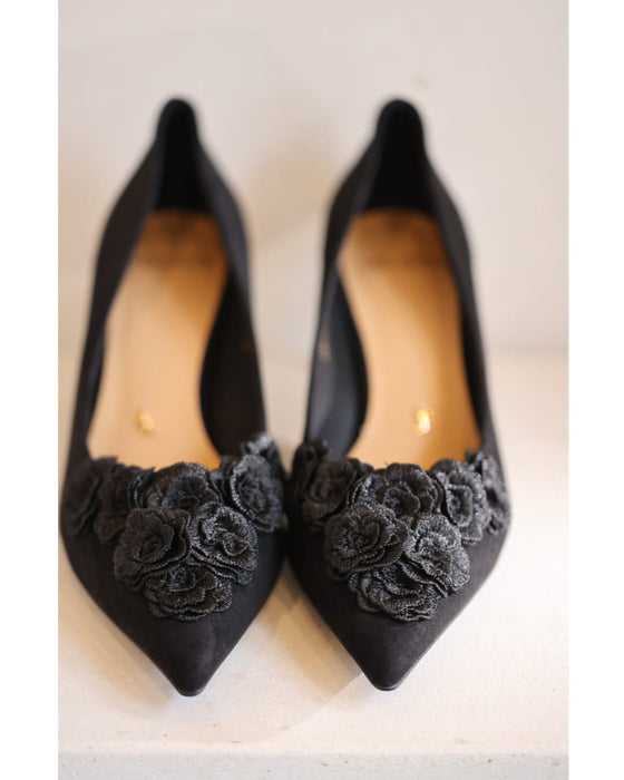 黒花コサージュのヒールパンプス