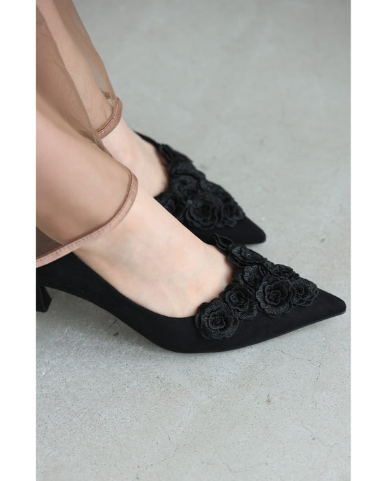 黒花コサージュのヒールパンプス