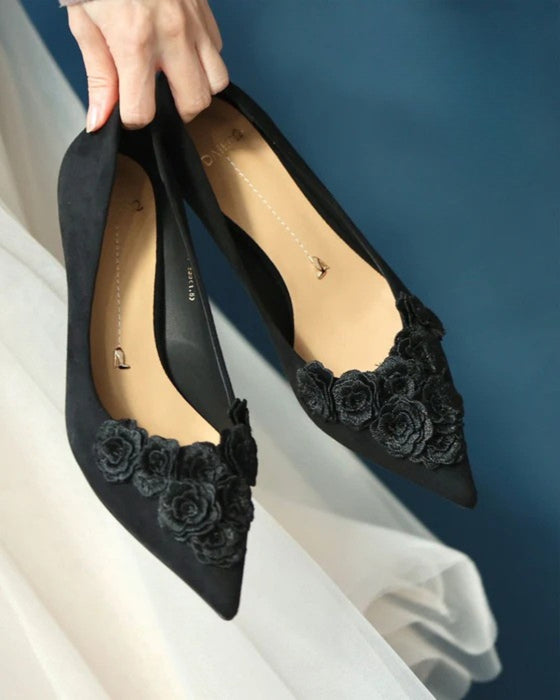 黒花コサージュのヒールパンプス