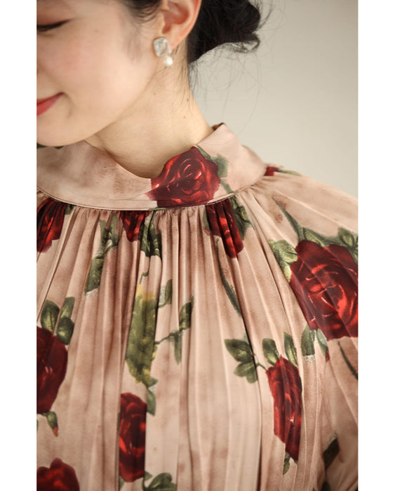 気品ある薔薇のプリーツロングワンピース(紐ベルト付き)