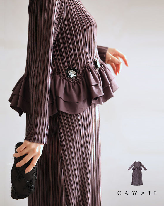 ビジューの花が煌めくなみなみフリルの艶プリーツミディアムワンピース