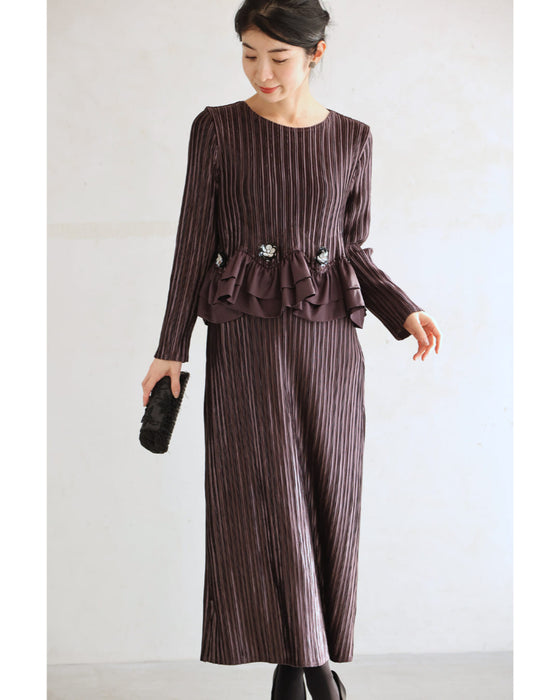 ビジューの花が煌めくなみなみフリルの艶プリーツミディアムワンピース