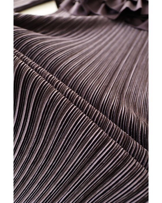 ビジューの花が煌めくなみなみフリルの艶プリーツミディアムワンピース