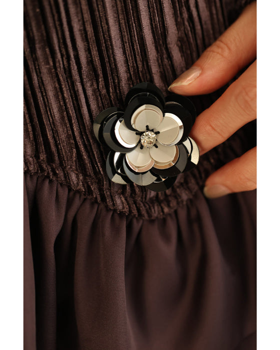 ビジューの花が煌めくなみなみフリルの艶プリーツミディアムワンピース