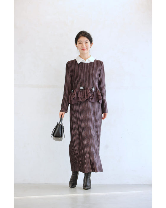 ビジューの花が煌めくなみなみフリルの艶プリーツミディアムワンピース