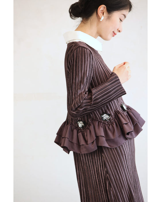 ビジューの花が煌めくなみなみフリルの艶プリーツミディアムワンピース