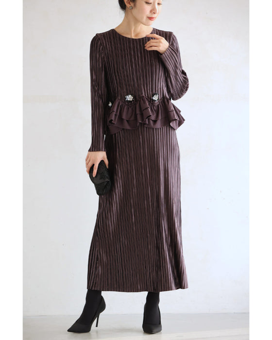 ビジューの花が煌めくなみなみフリルの艶プリーツミディアムワンピース