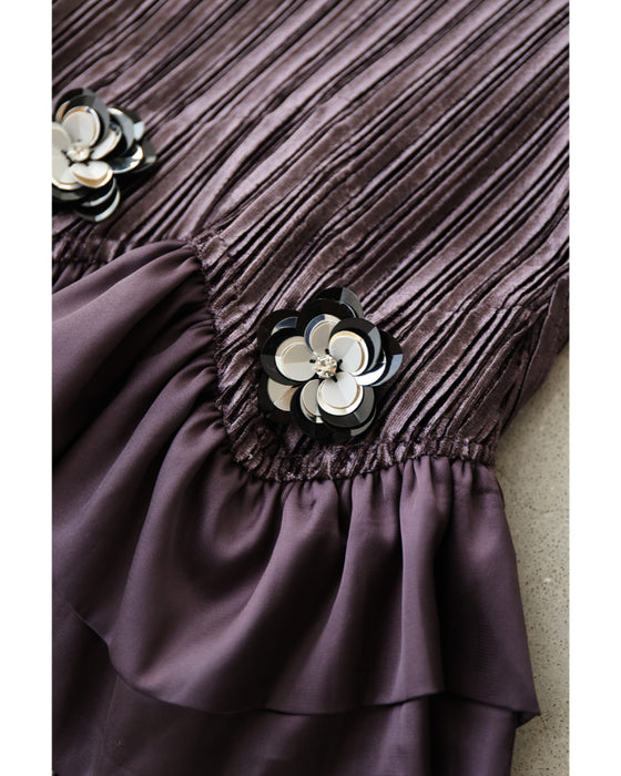 ビジューの花が煌めくなみなみフリルの艶プリーツミディアムワンピース