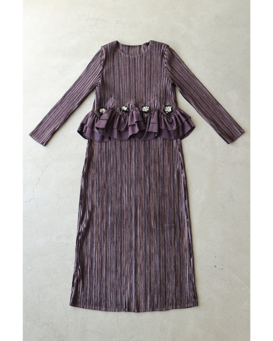 ビジューの花が煌めくなみなみフリルの艶プリーツミディアムワンピース