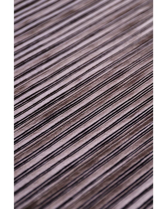 ビジューの花が煌めくなみなみフリルの艶プリーツミディアムワンピース