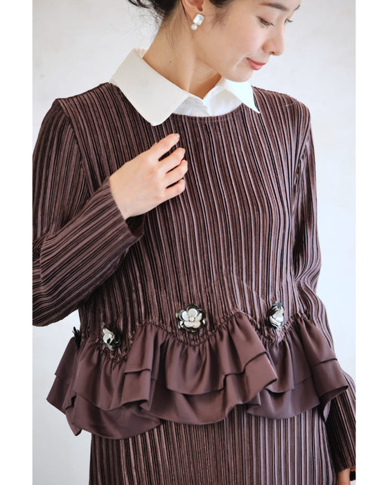 ビジューの花が煌めくなみなみフリルの艶プリーツミディアムワンピース