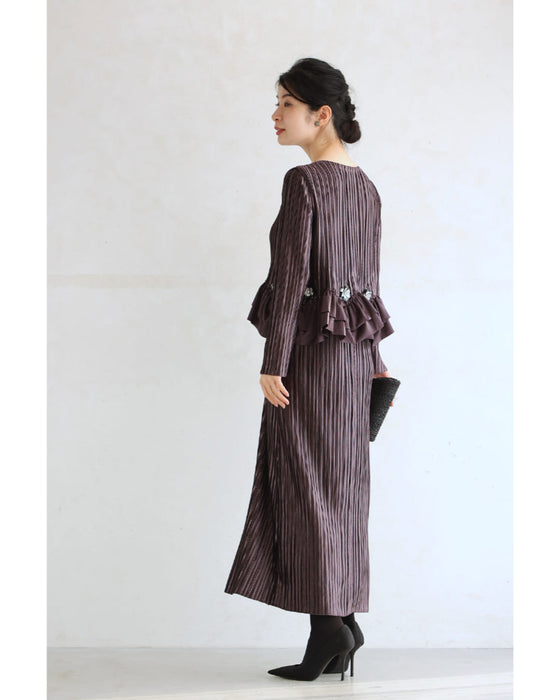 ビジューの花が煌めくなみなみフリルの艶プリーツミディアムワンピース