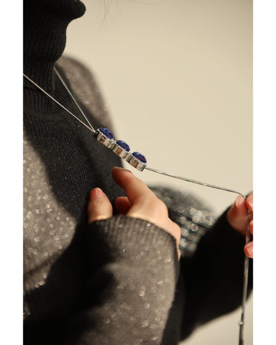 長さ調整可能。3つのジュエル輝くラリアットネックレス