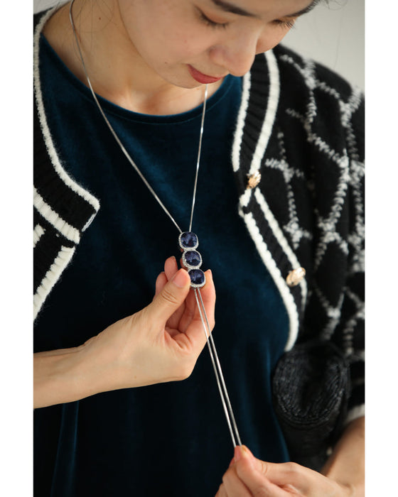 長さ調整可能。3つのジュエル輝くラリアットネックレス